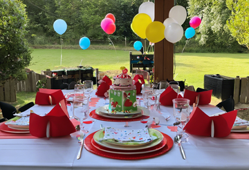 Pulseiras com o nome do aniversariante! Comemore uma festa infantil com estilo.