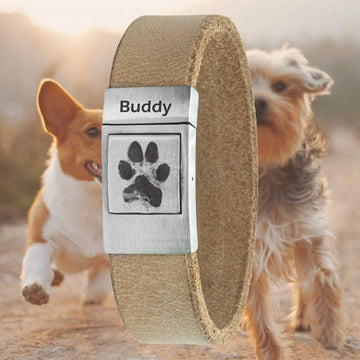 Pet Remember med tasstryck placerat på armbandet