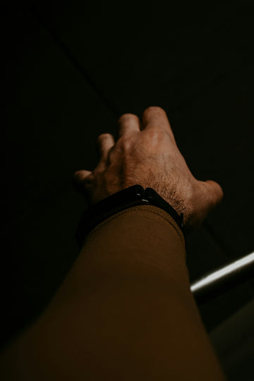 uma pessoa segurando um celular na mão