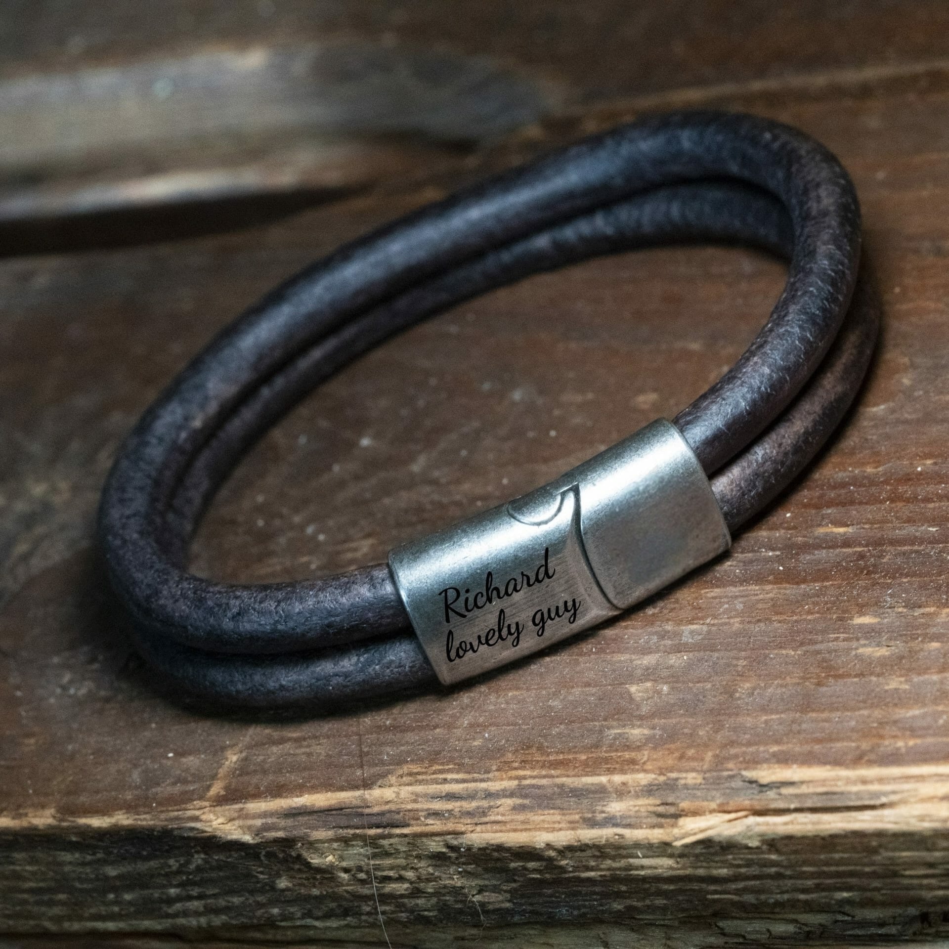 Dubbel gevlochten zwart leren armband met gravure - Valiano™