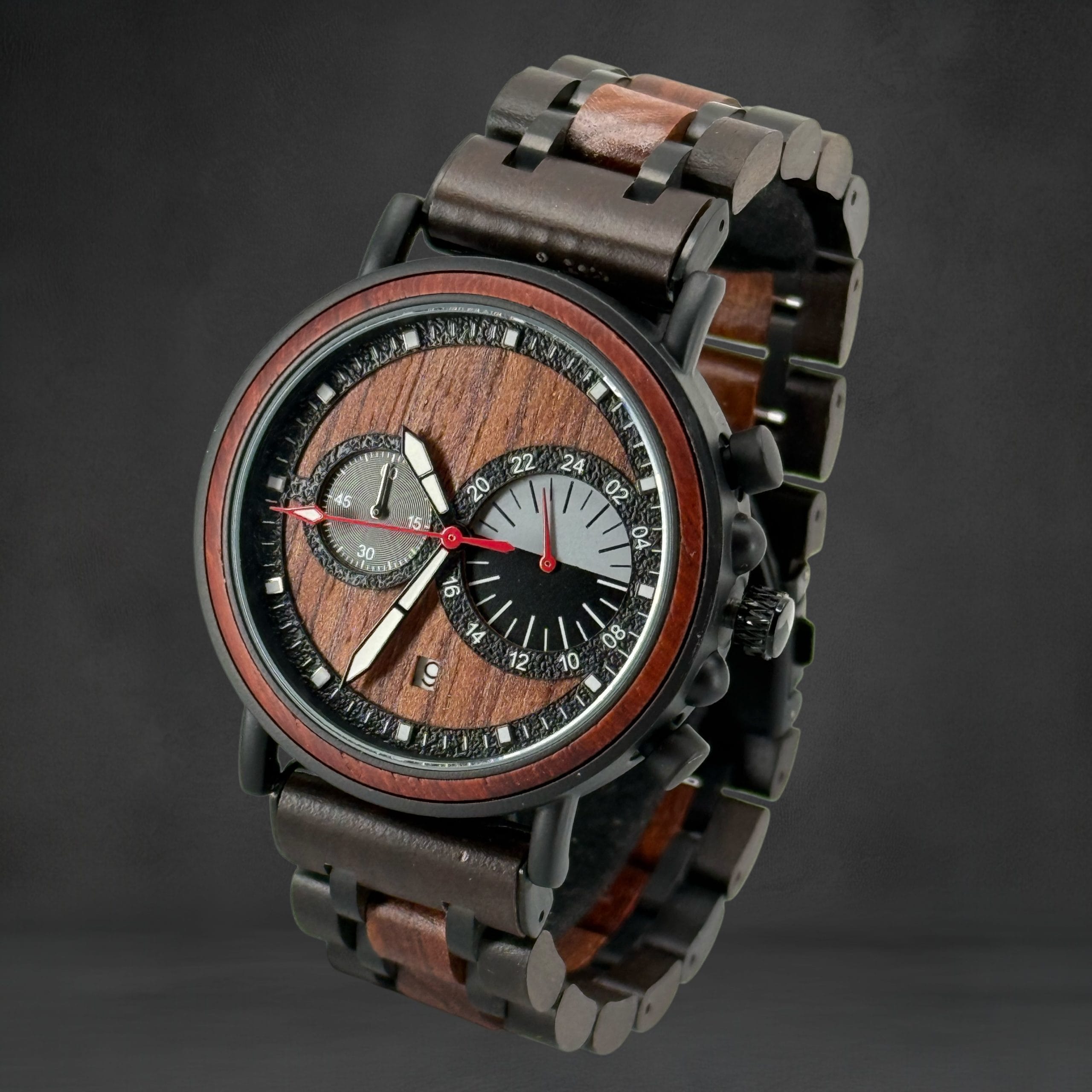 TimberWood Monaro™ – Modern Herenhorloge van Zwart Metaal en Rood/Zwart Sandelhout