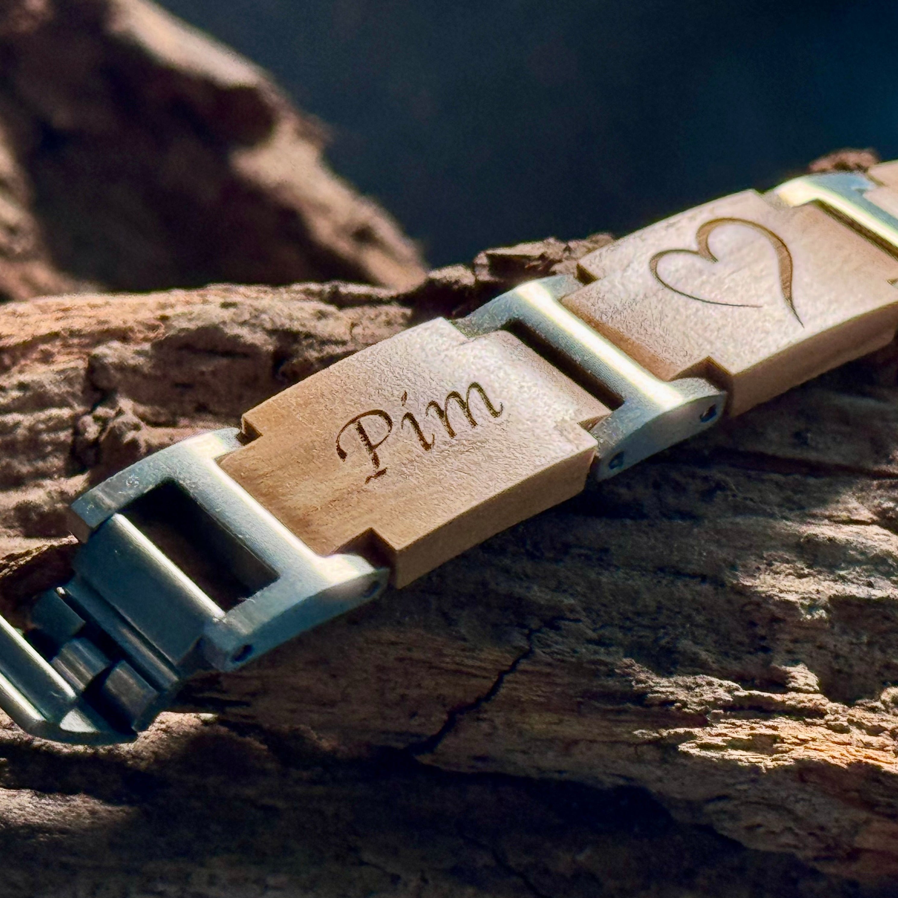 houtgravure op armband