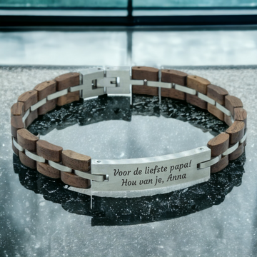 Propre texte sur le bracelet en bois de noyer gravé