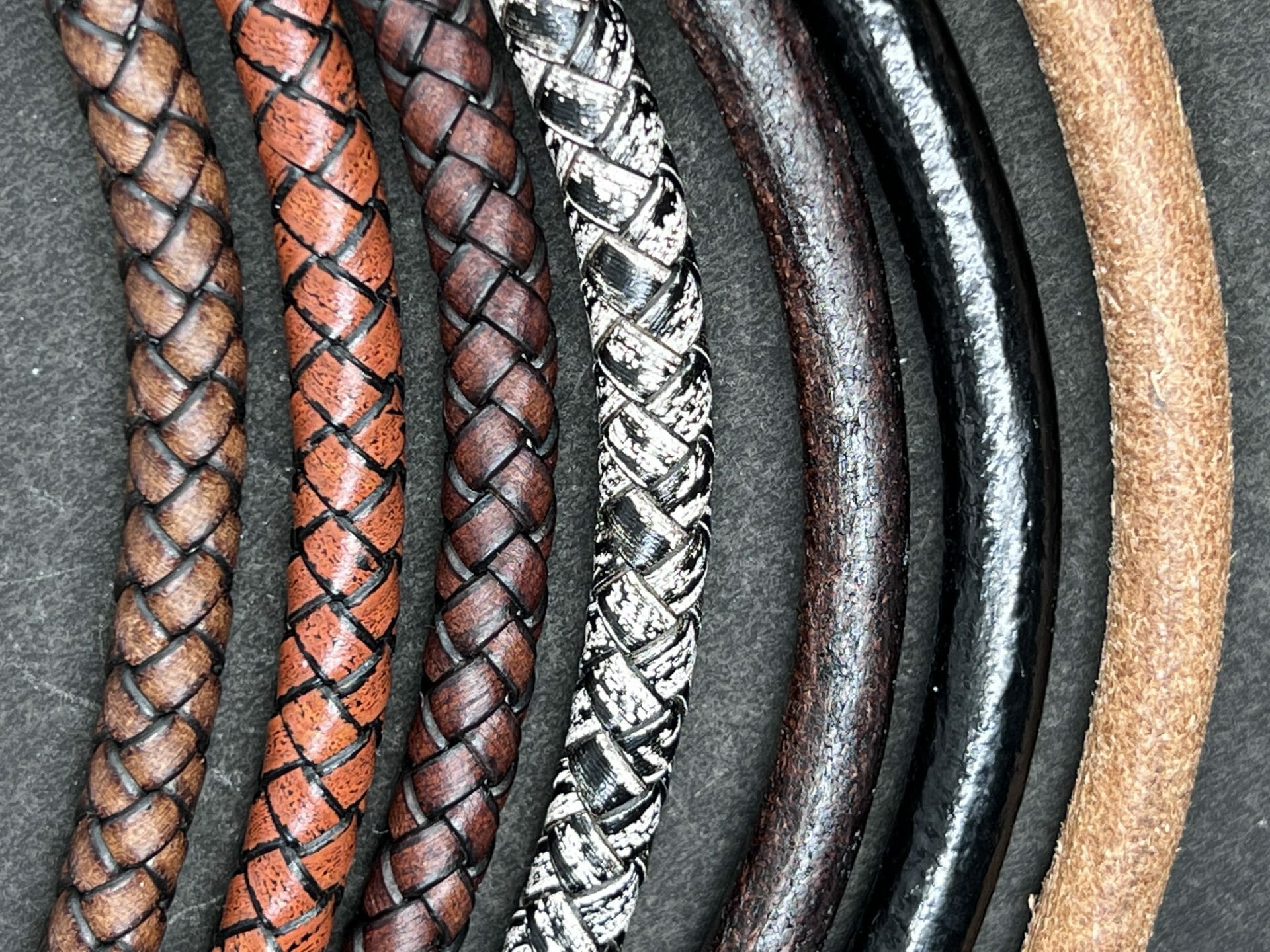 Koperen Viking armband – Geweven bruin leer