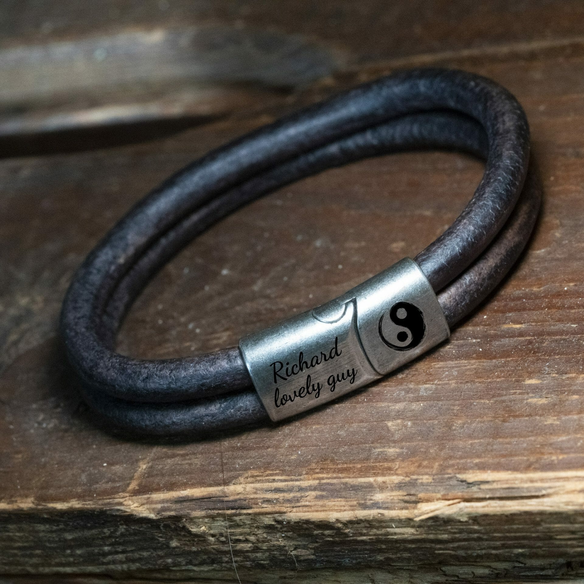 Dubbel gevlochten zwart leren armband met gravure - Valiano™
