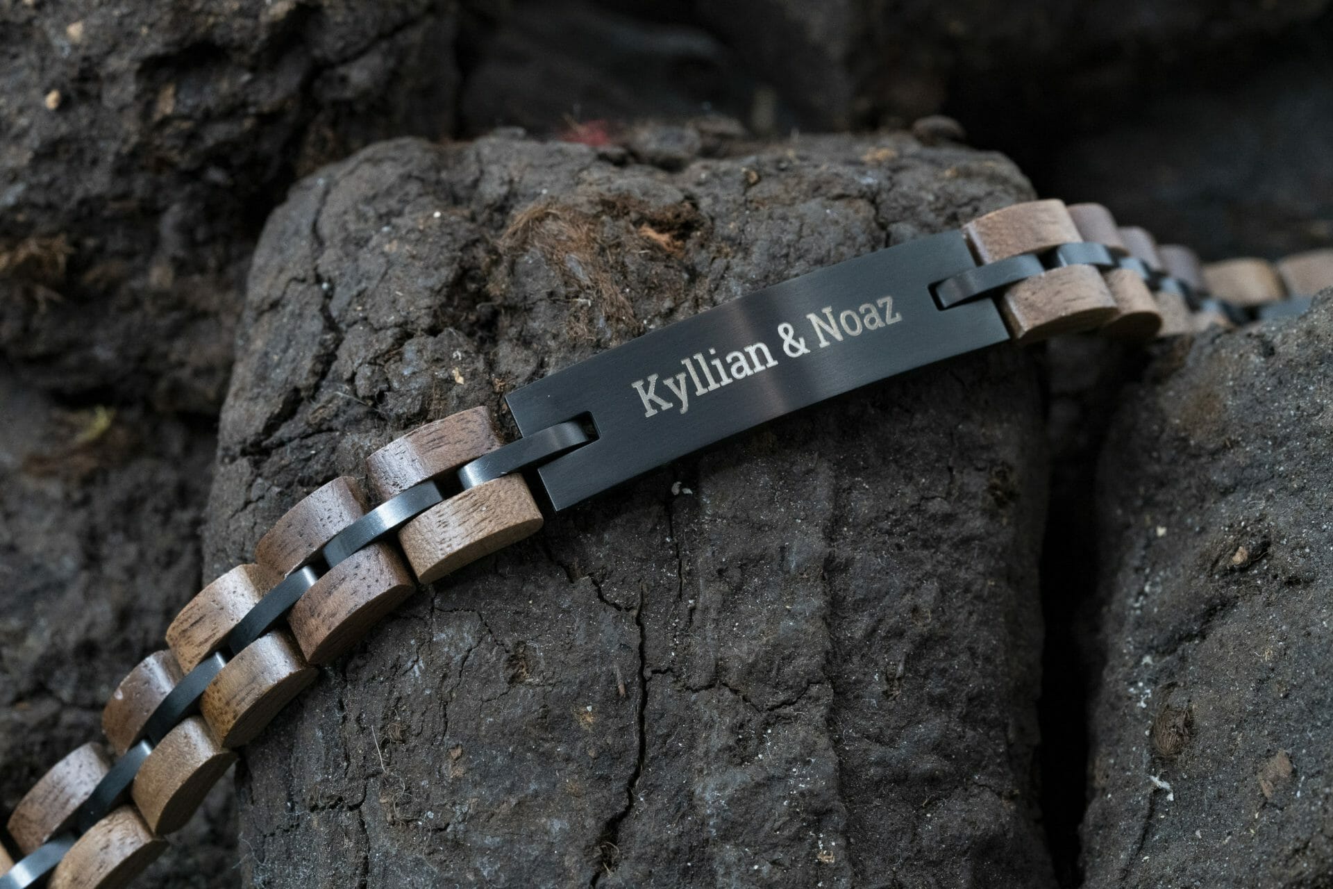 Houten Walnoot armband zwart + eigen tekst
