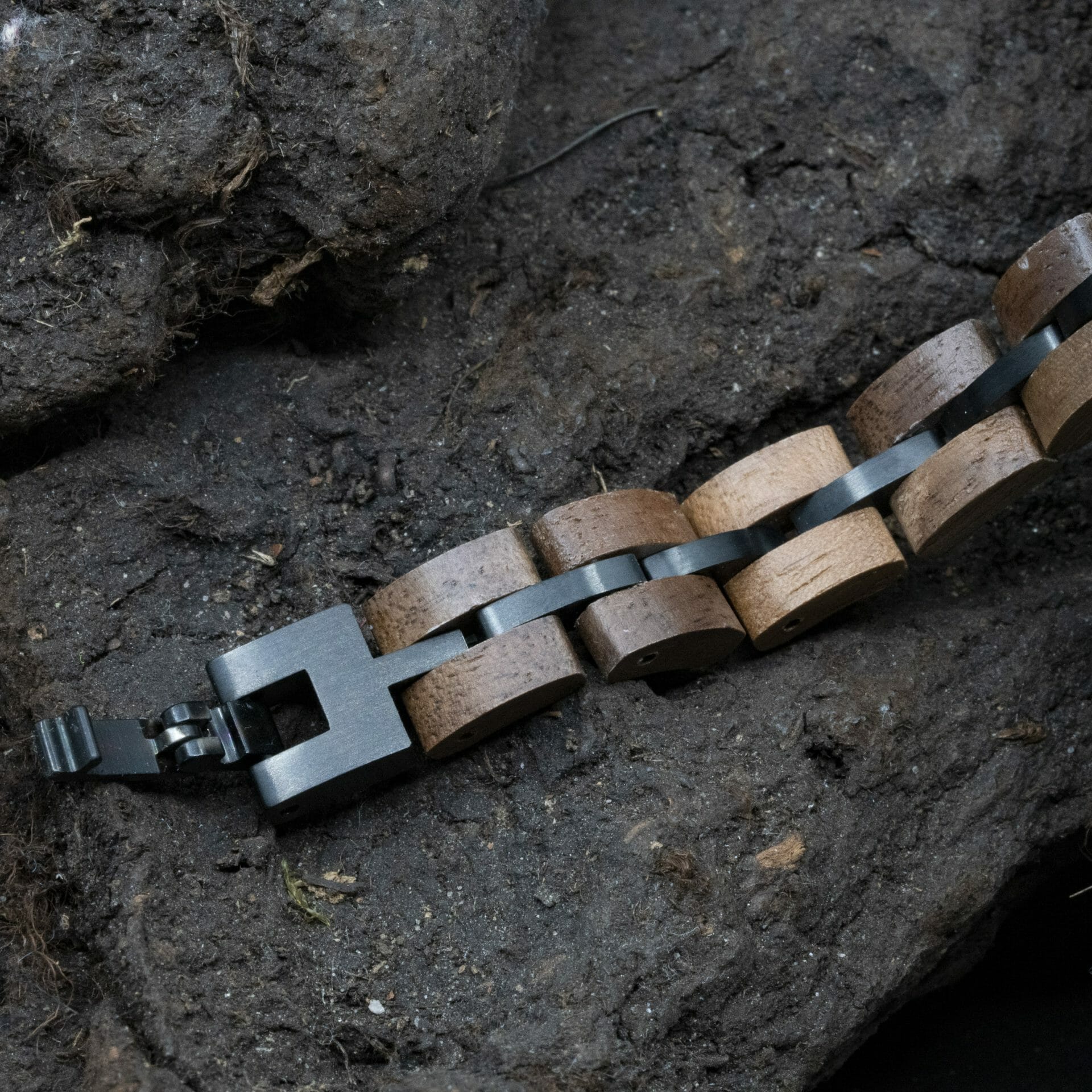 Houten Walnoot armband zwart + eigen tekst