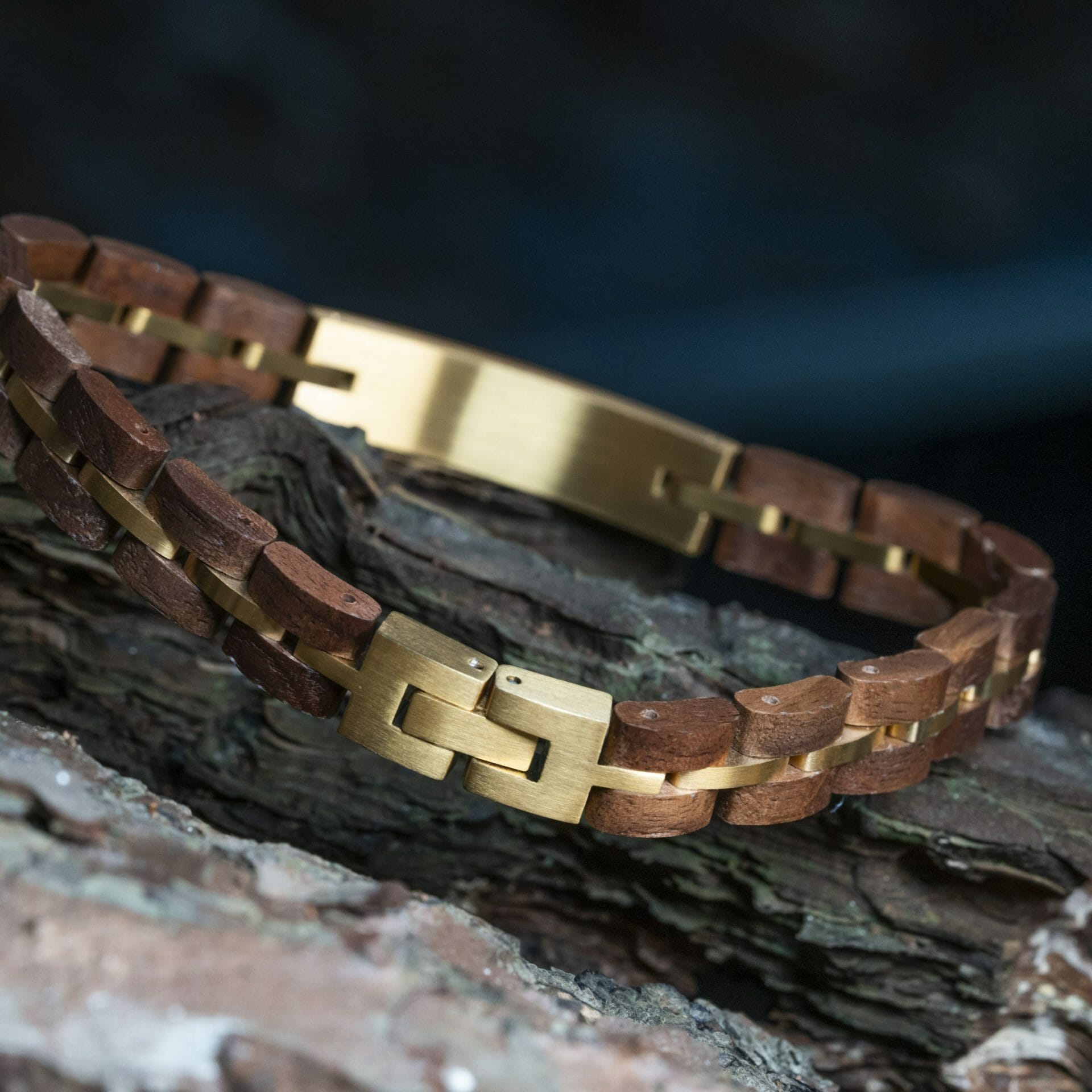 Naamgravure (Walnoot / goud) – Houten Armband