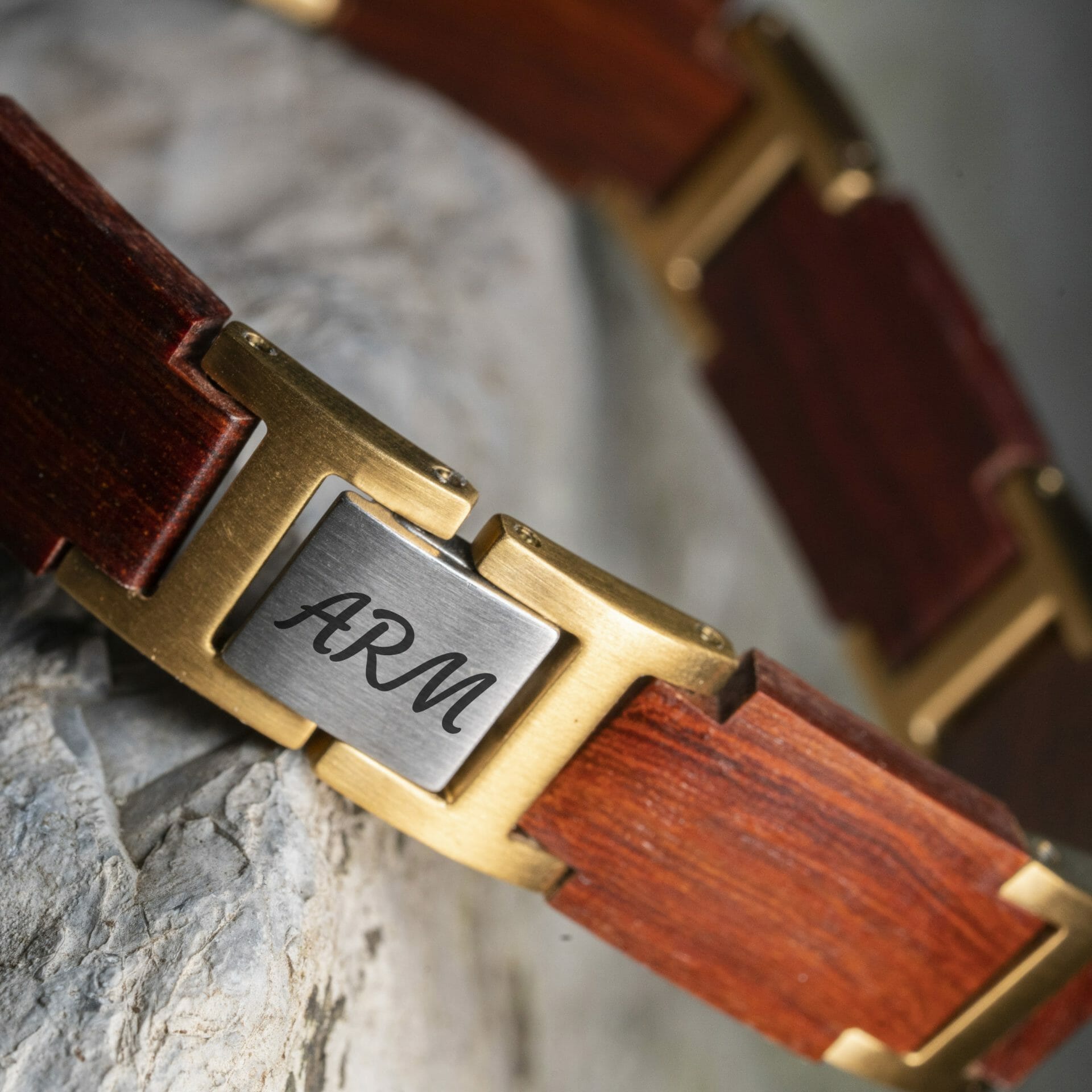 Initialen Armband voor Heren – Sandelhout & Goud Houten Armband