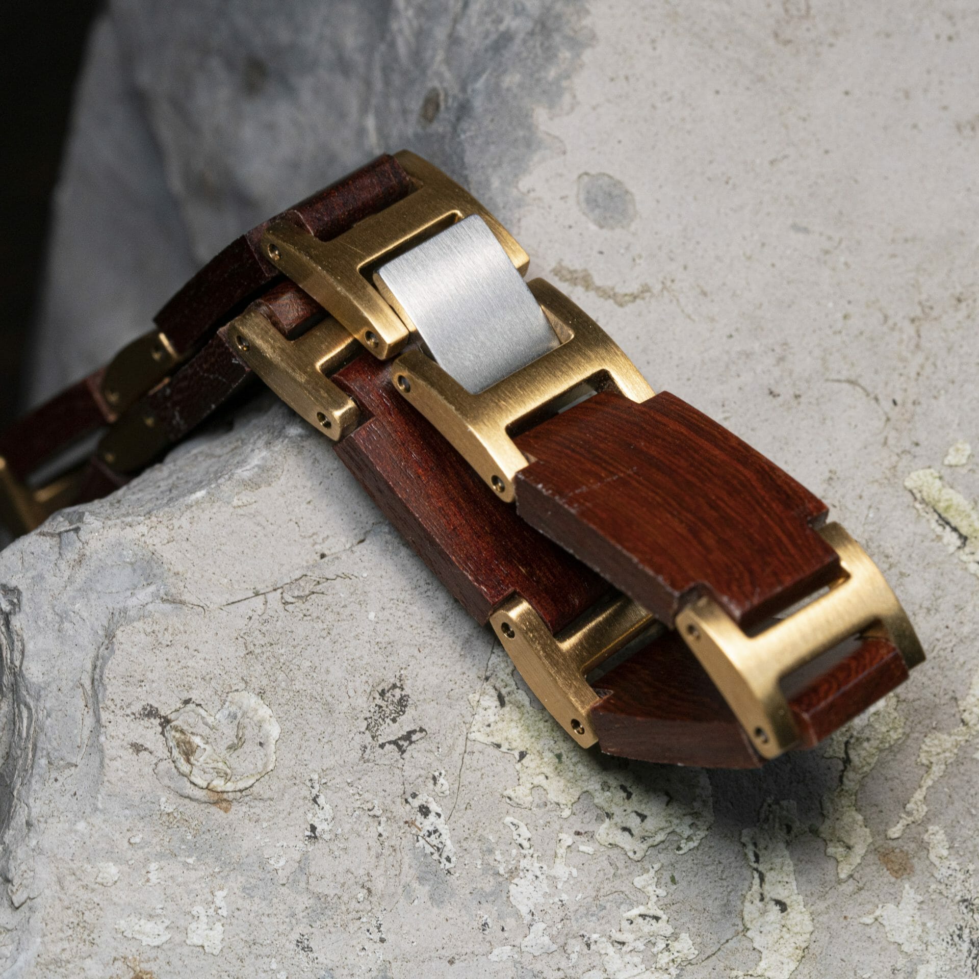 Initialen Armband voor Heren – Sandelhout & Goud Houten Armband