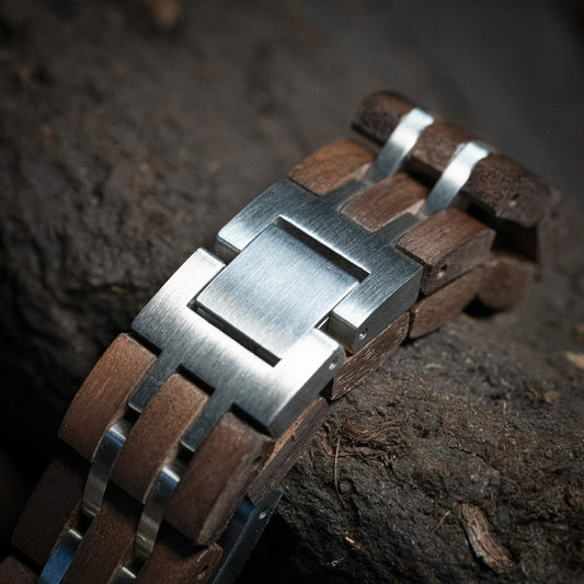 'Poesia propria sull'incisione del braccialetto' - Ampio bracciale in acciaio inossidabile e legno
