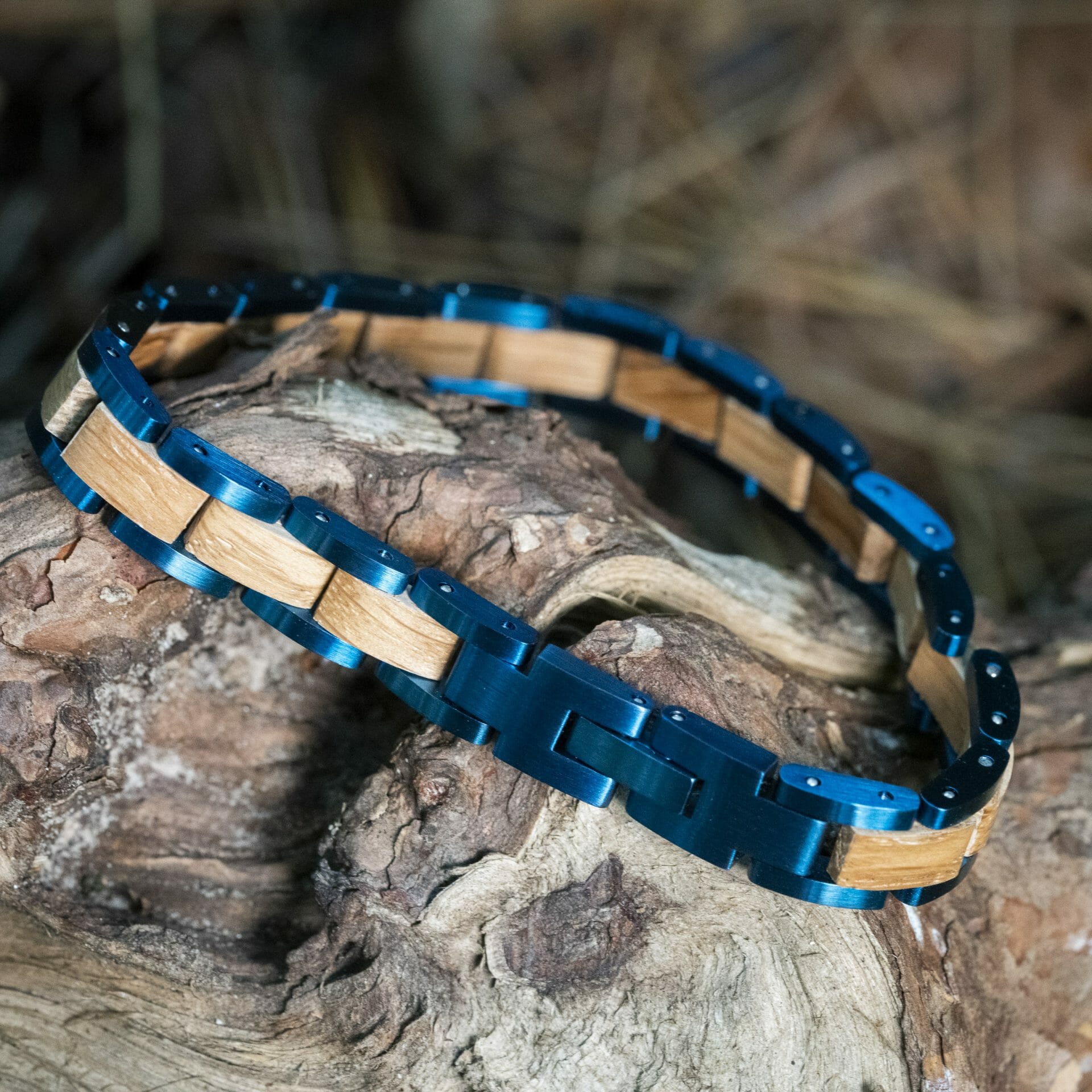 Infinity Blue – Olijfhout & Laserblauw RVS Armband