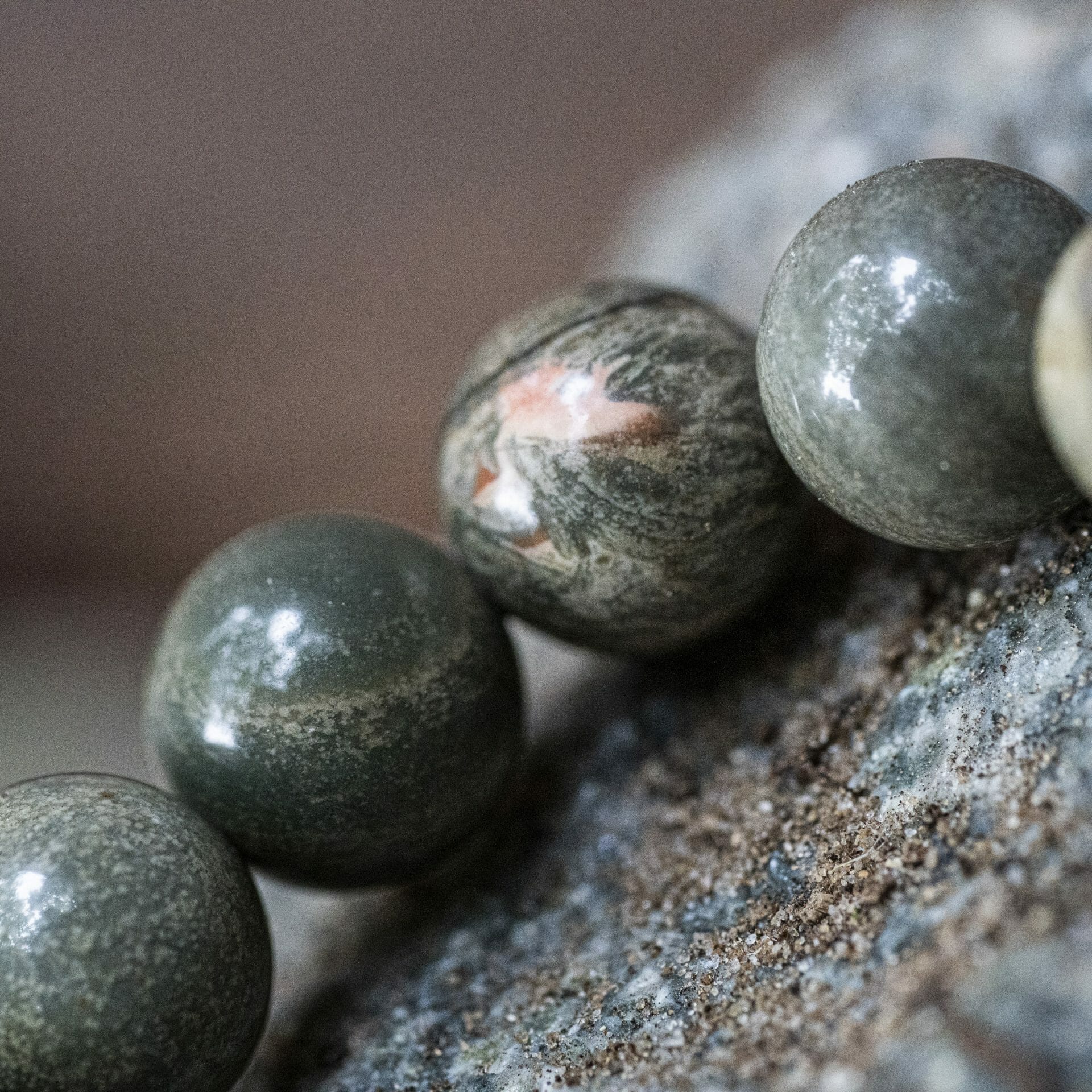 Natural Silver Leaf Jasper - Egyptische Kralen Armband