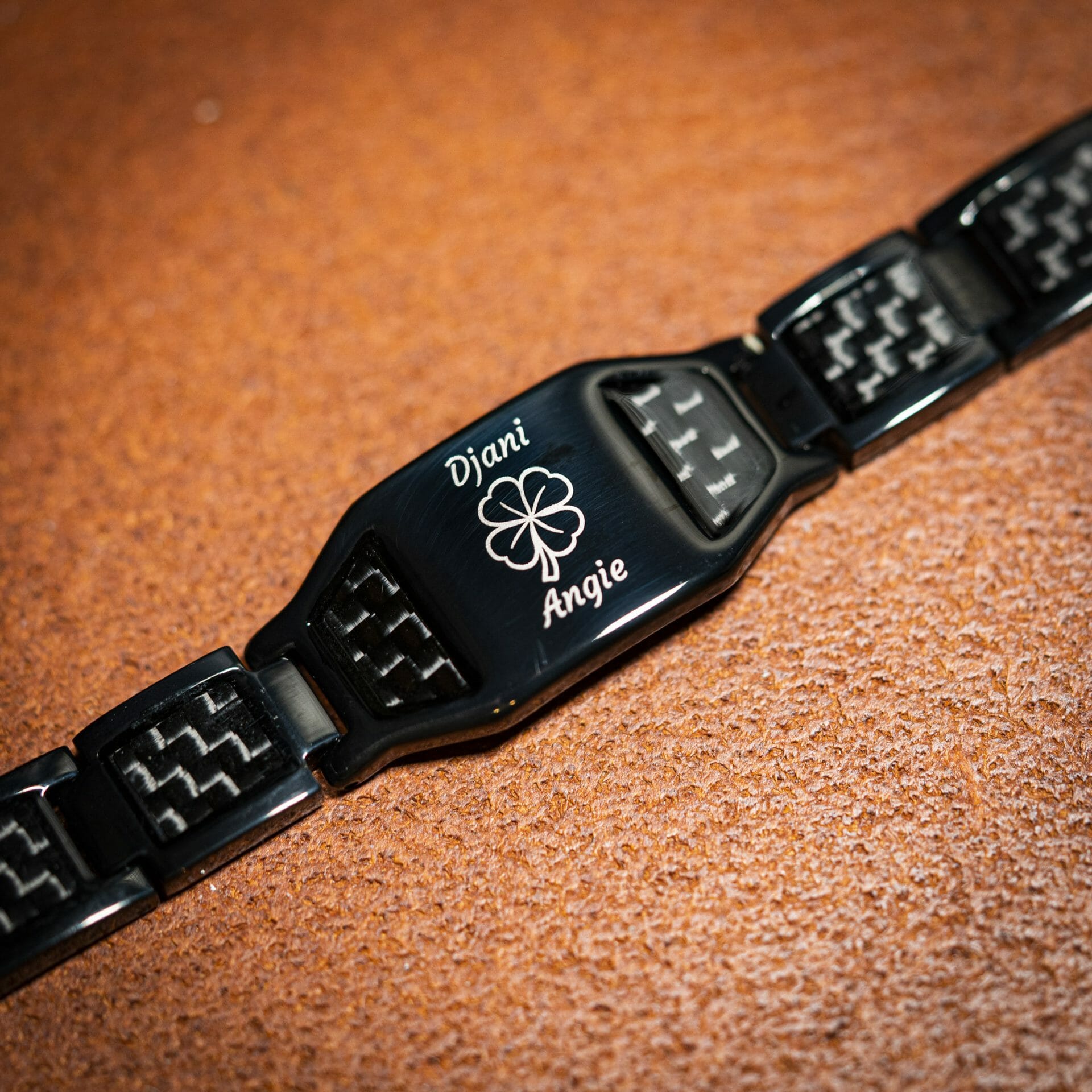 Magneet Armband – Black carbon + eigen tekst of symbool