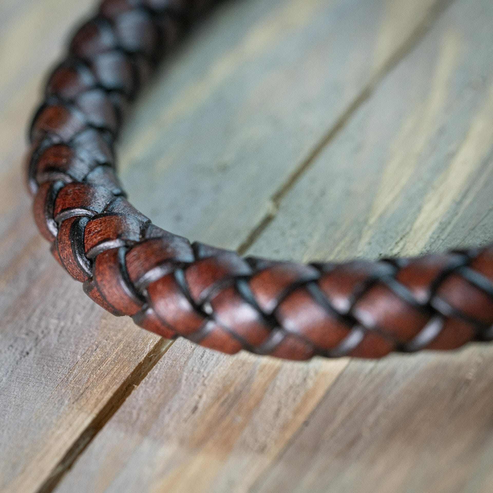 Koperen Viking armband – Geweven bruin leer