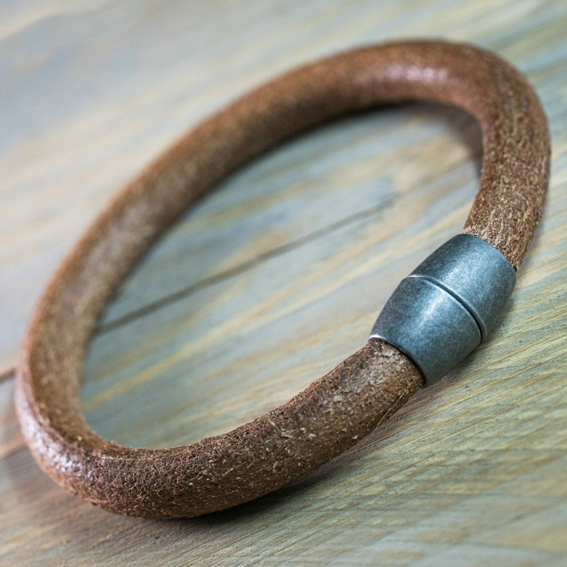 Robuuste Viking armband – rond licht bruin leren Armband 8mm