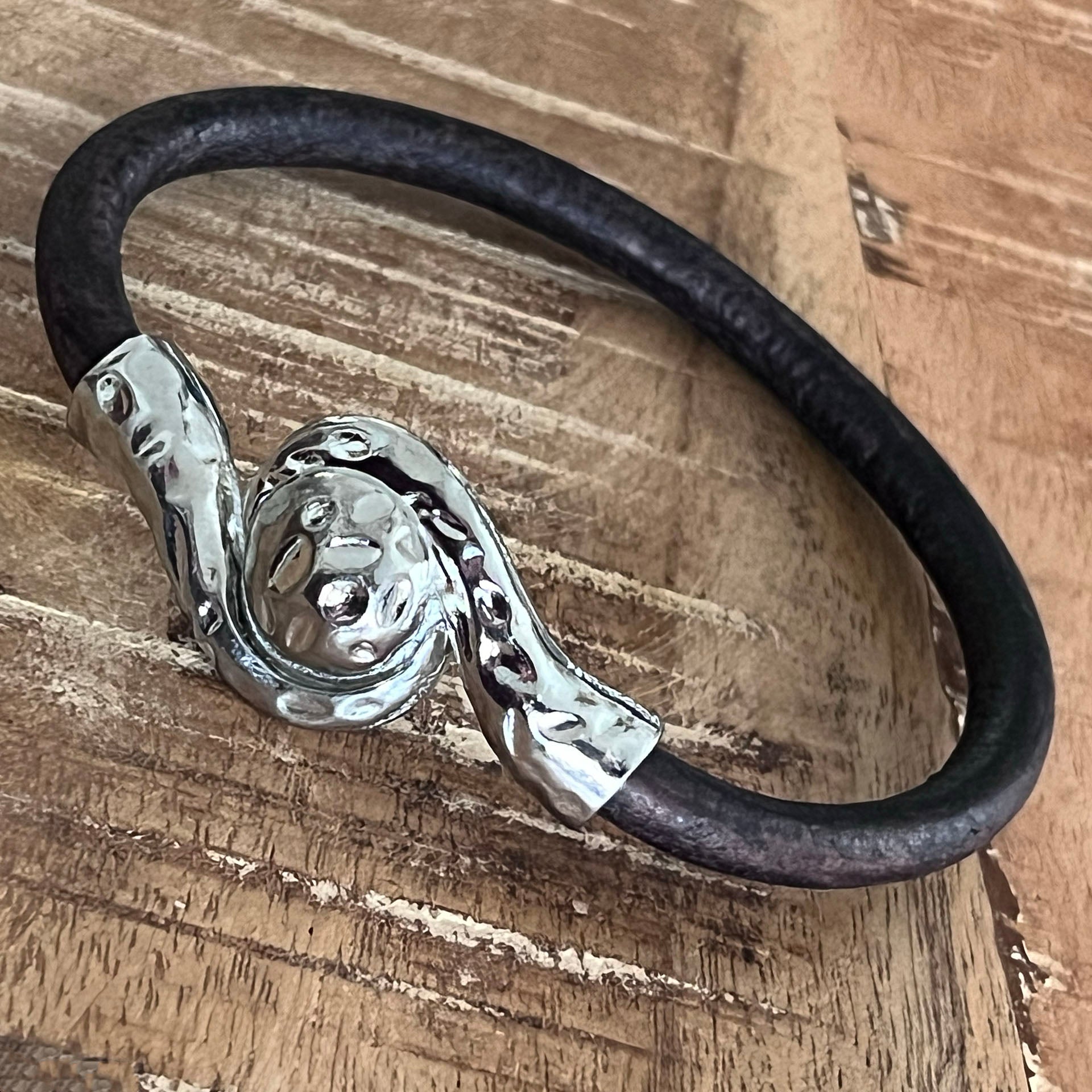 Atlantis – Damesarmband van 6mm rond Italiaans Valiano™ leer