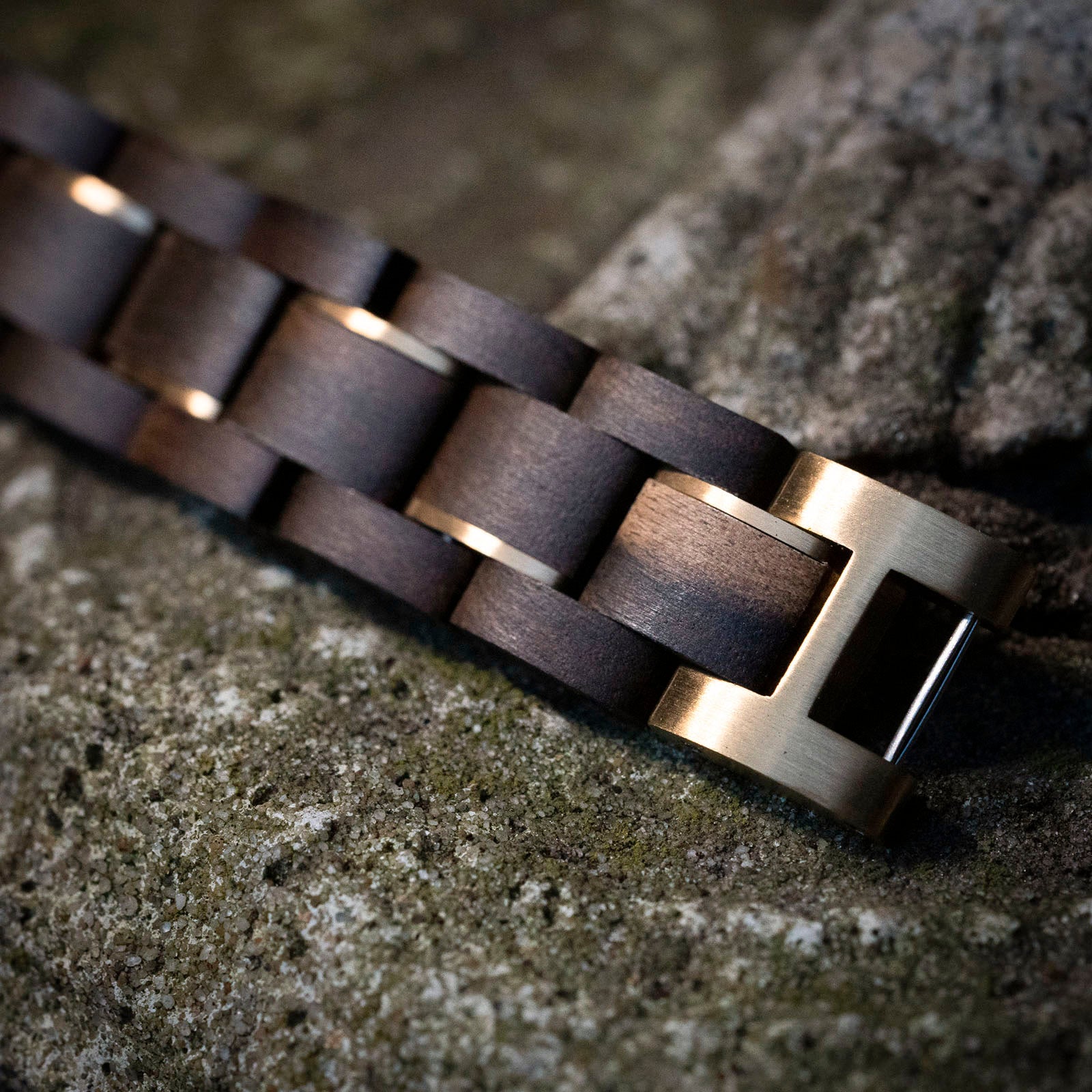 TIMBERWOOD Gold (Walnoot / Goud) – Eigen initialen houten armband