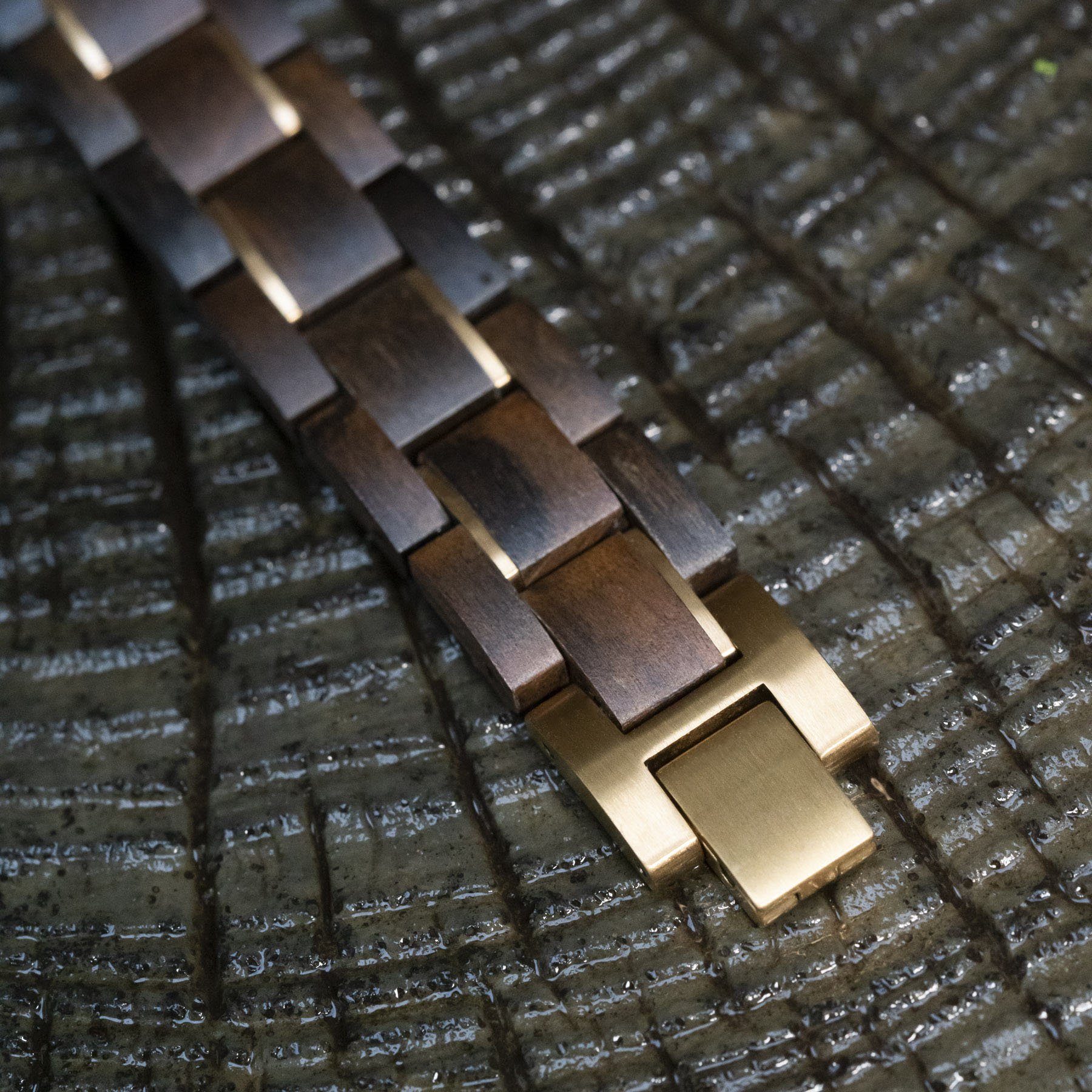 TIMBERWOOD Gold (Walnoot / Goud) – Eigen initialen houten armband