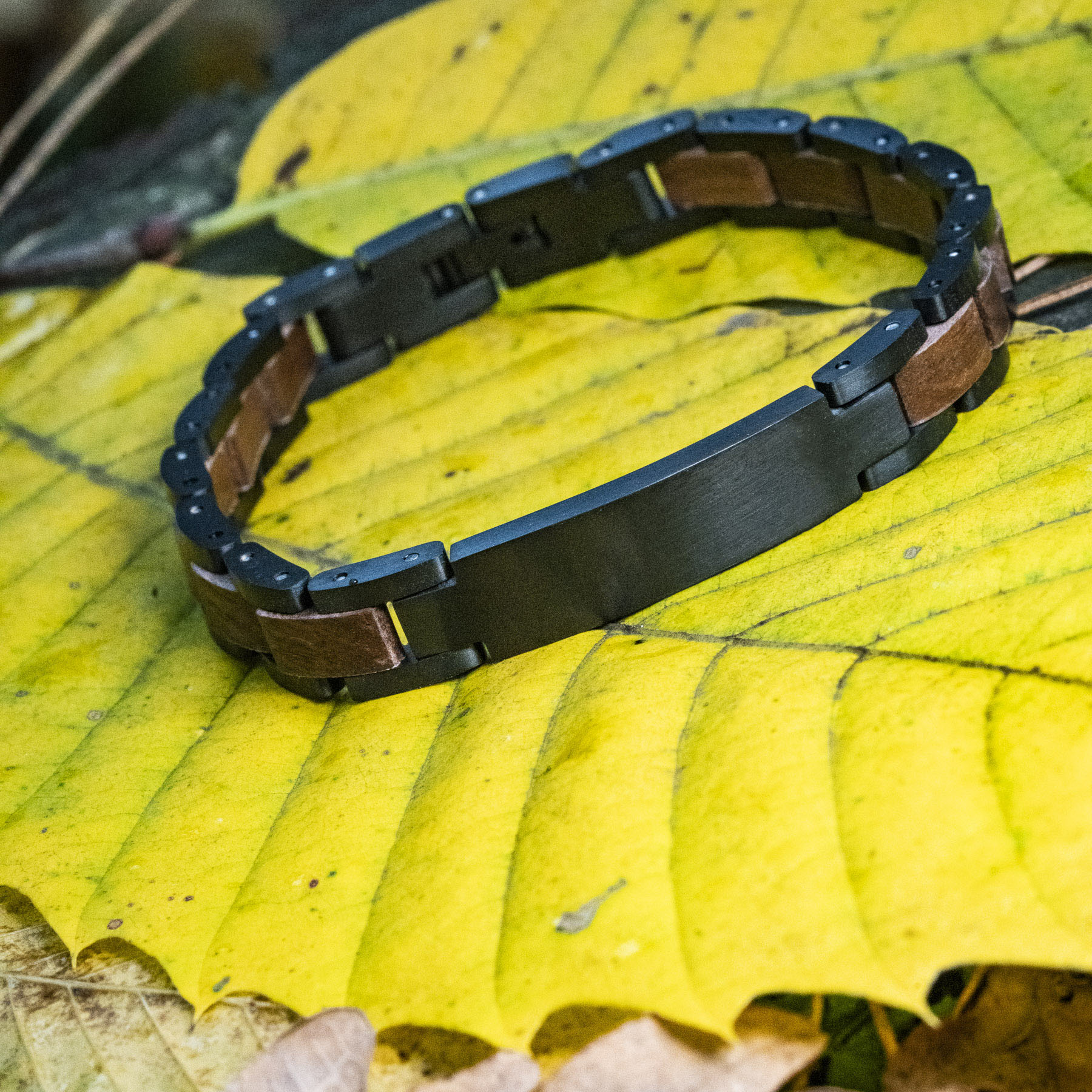 Small Love (TimberWood) - Zwarte houten armband