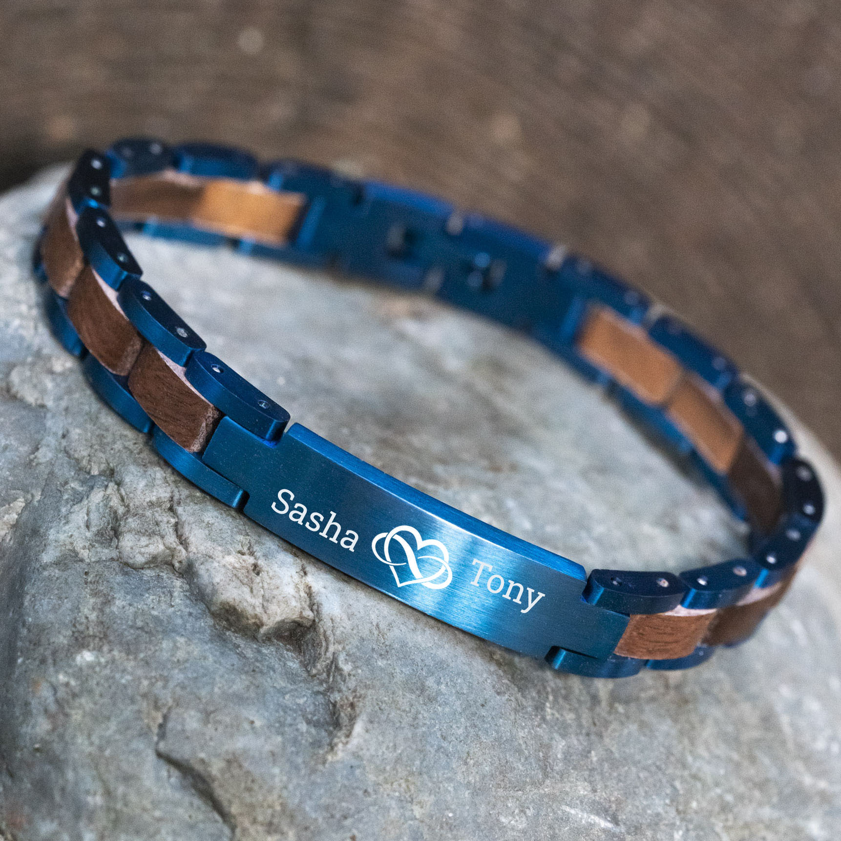Imperium Blue – Blauwe houten Armband met Gravure