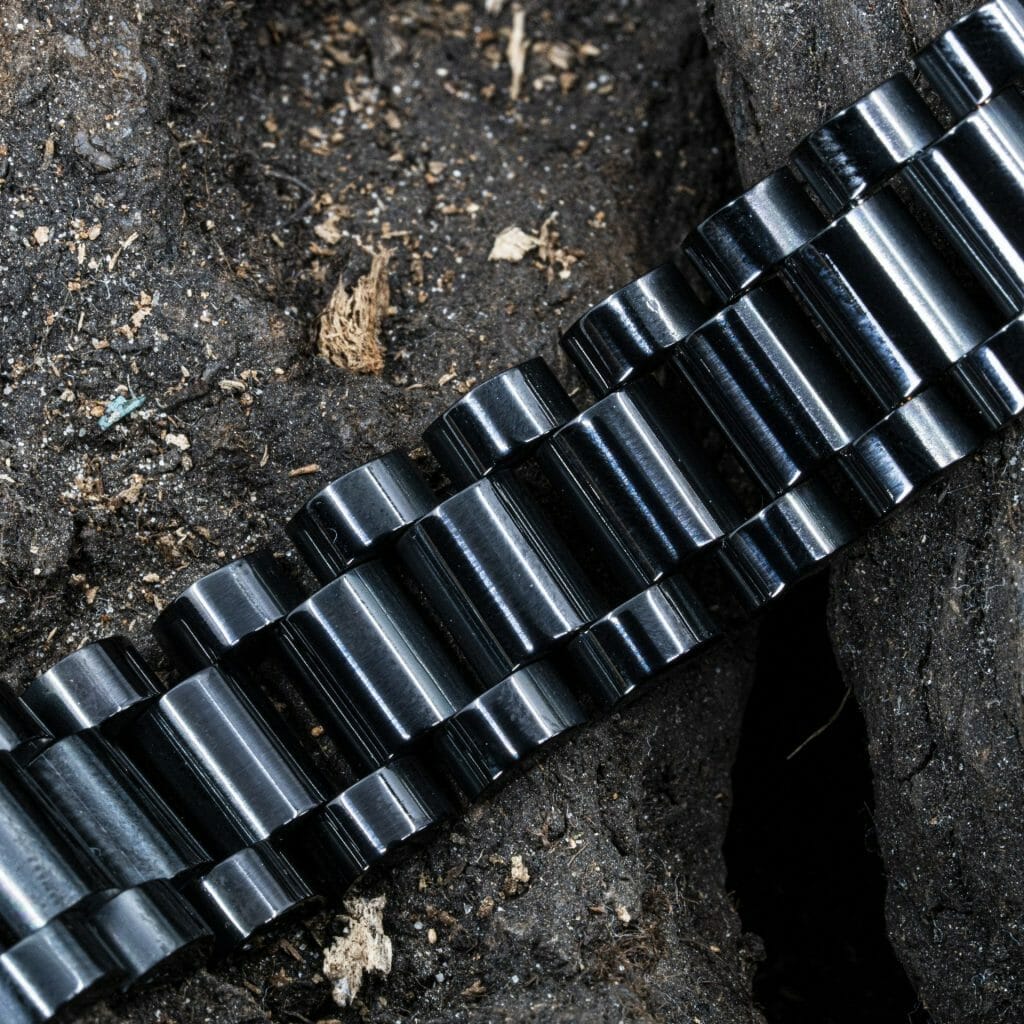 Zwarte metalen armband met tekst gravure