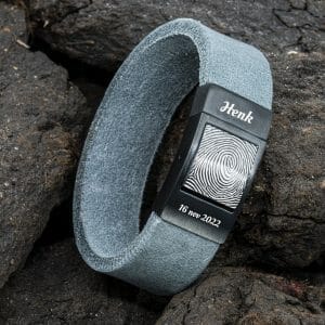 Zwarte vingerafdruk armband gravure met grijs leer