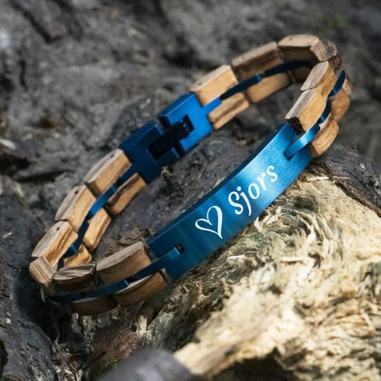 naamgravure blauwe houten armband met eigen tekst